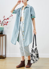 Tailliertes hellblaues Peter-Pan-Kragen-gestreiftes Denim-Longshirt mit kurzen Ärmeln
